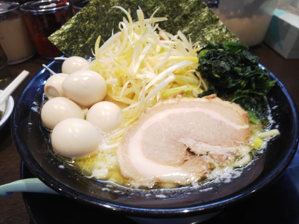 「ネギ塩ラーメン＆ゴールドカードでうずら」@町田商店 入間店の写真