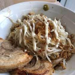 ラーメン汁なし // 全トッピング 700円