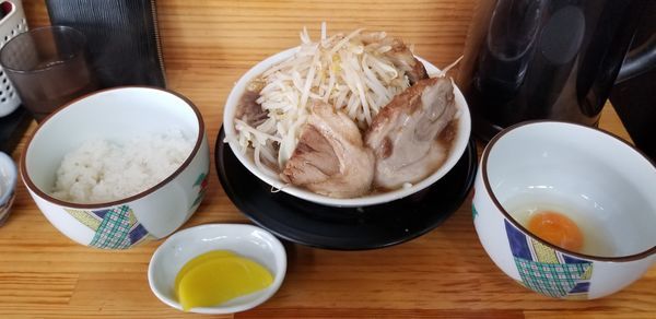 「極太麺しょうゆ、味玉、生卵、半ライス」@麺屋 とん嬉の写真