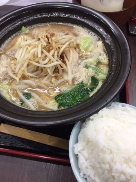 「豚骨醤油ラーメン820円 どっさりモヤシ20円 無料ライス」@せんじゅ 麺処 猪太の写真