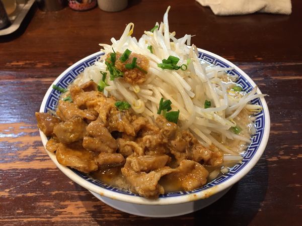 「ホルモンめん(アブラ多めニンニク少し)」@ラーメン無限大 津田沼店の写真