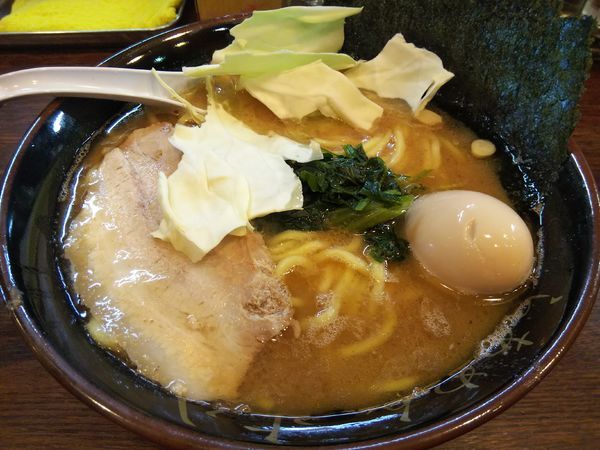 「豚骨醤油らあめん　〈中〉　＋味玉：サービス券」@らあめん 寸八 総本店の写真