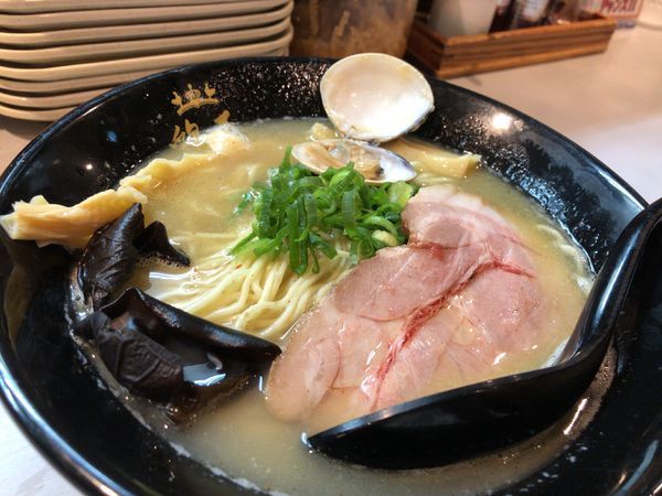 「鶏とハマグリの醤油そば 950円」@鶏王けいすけ 秋葉原店の写真