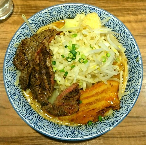 「カレーらーめん 牛ステーキ」@ラーメン燈郎の写真