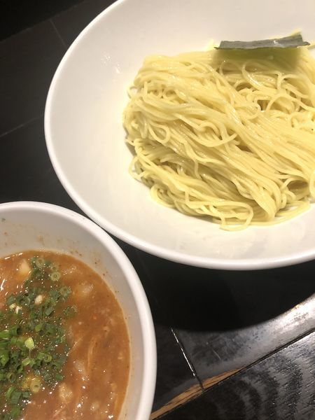 「浸け豚そば+ホット」@俺の空 新宿店の写真