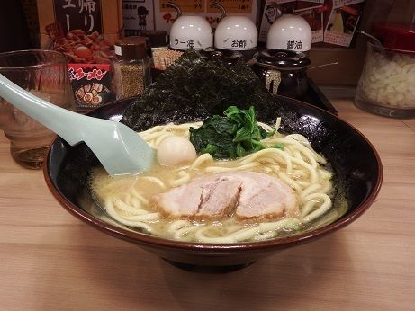「家系ラーメン　並／醤油」@横浜家系ラーメン 壱角家 橋本店の写真