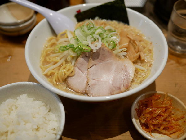 「元ラーメン サービス大盛＋サービスライス こてこて」@野方ホープ 目黒店の写真