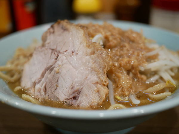 「中ラーメン 300g 脂マシマシ＋ヤサイ少な目」@立川マシマシ 栄住吉店の写真