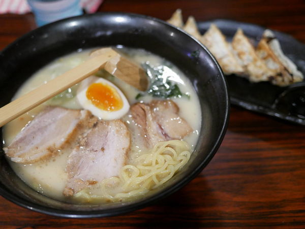 「白湯らーめん 麺硬め＋サービス餃子」@らーめん本郷亭 名駅店の写真