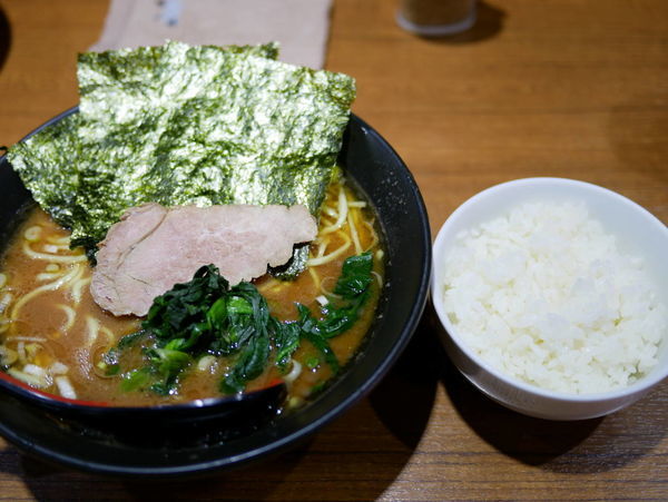 「ラーメン 麺硬め＋油多め＋ライス」@麺家 黒の写真