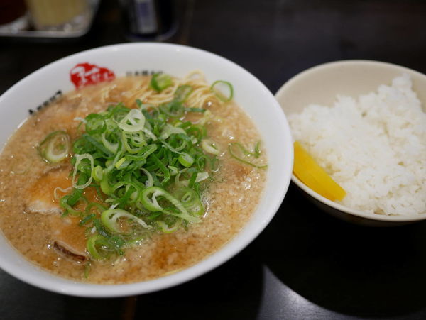 「ラーメン 麺30秒硬め＋脂多め＋ライス普通」@京都銀閣寺 ますたにラーメン 日本橋本店の写真