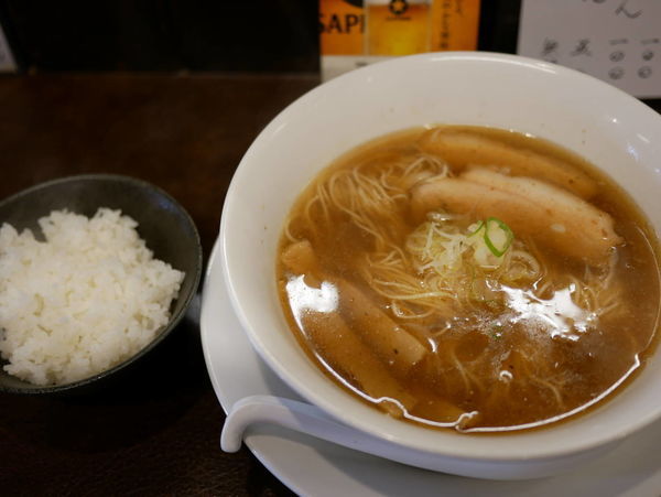 「しょうゆらーめん＋ごはん」@ラーメン専門店 なるとやの写真