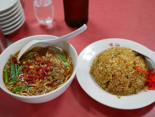 「台湾ラーメン 麺硬め＋ニンニクチャーハン」@矢場味仙の写真