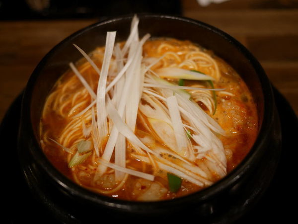 「赤ホルモンラーメン」@ホルモンらーめん 8910 白寿 北新地店の写真
