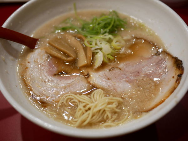 「醤油ラーメン 麺硬め＋味濃いめ＋背脂多め」@らーめん 味里 misatoの写真