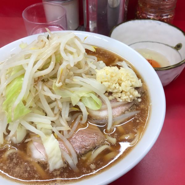 「半分 固め 脂抜き ＋生たまご」@ラーメン二郎 神田神保町店の写真