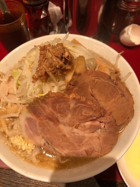 「小豚850円 生卵50円 野菜アブラ増し」@ラーメン二郎 荻窪店の写真