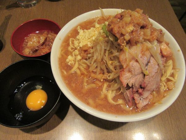 「ラーメン（７５０円）＋麺増し１００円＋生卵他」@俺の生きる道 つくば店の写真