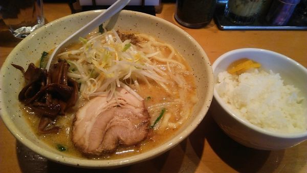 「バリ味噌ラーメン 850円 ＋ 白ごはん 150円」@つじ田 味噌の章の写真
