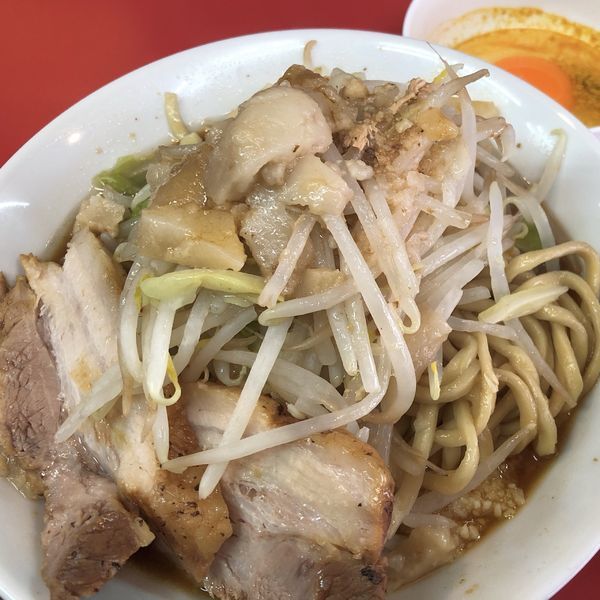 「中ラーメン（ニンニク少，野菜チョイ増，脂増）＋カレー玉」@ラーメン山崎の写真