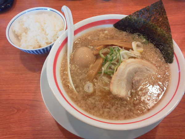 「醤油煮玉子ラーメン 745円」@らーめん屋 あじとら 所沢店の写真