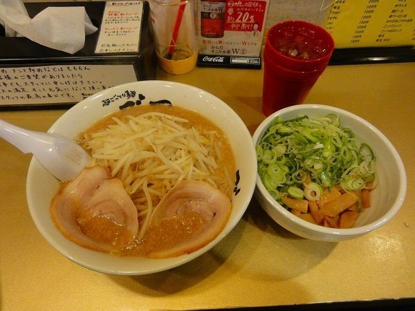 「ラーメン750円　　脂多め　 ネギメンママシ別皿」@超ごってり麺 ごっつ 秋葉原店の写真