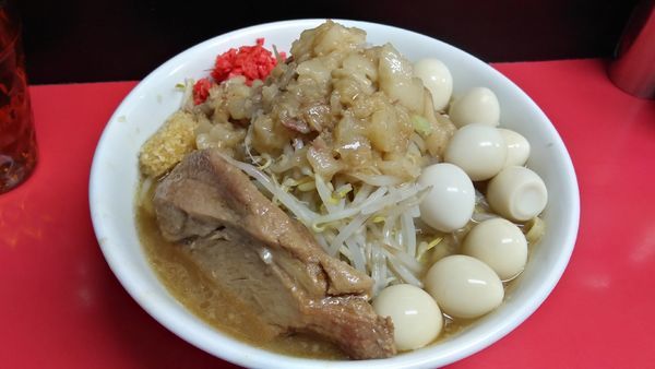 「ラーメン中(麺やわ目)  野菜以外全マシ うずら×2」@ラーメンハイキックの写真