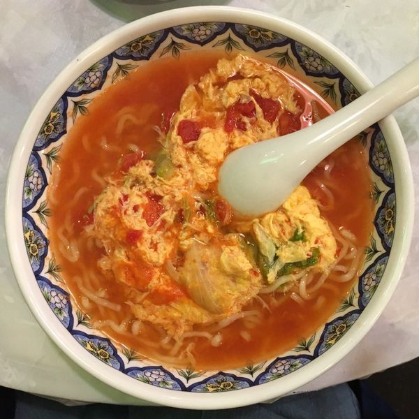 「トマ玉ラーメン810円+餃子」@中国ラーメン 揚州商人 新横浜店の写真