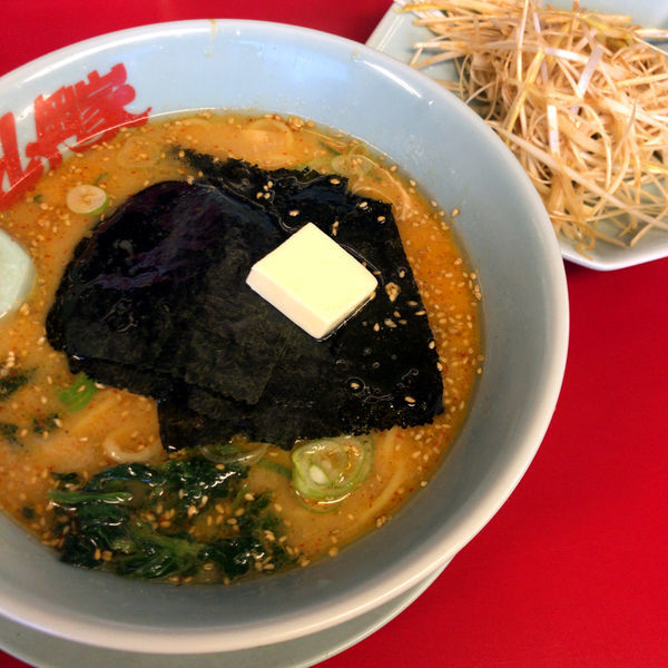 「特製味噌ラーメン　750円　バター　60円　味付ネギ」@ラーメン山岡家 大泉店の写真
