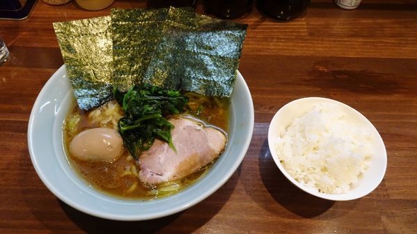 「ラーメン（720円）＋味付け卵（100円）＋半ライス」@横浜家系 せいせき家の写真