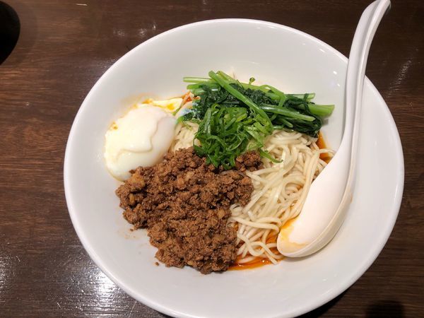「成都式汁なし担々麺（辛３・シビレ３）＋温玉」@六坊担担面の写真