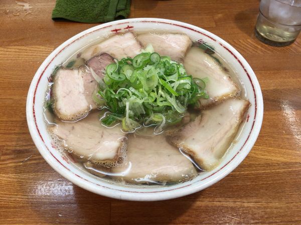 「塩チャーシューメン(麺硬め、ネギ多め)950円」@ラーメンうめ八の写真