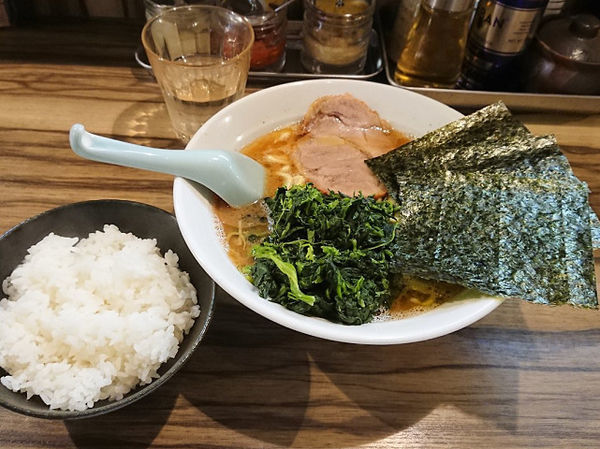 「ラーメン並盛、ホウレン草」@横浜家系らーめん 五丁目ハウスの写真