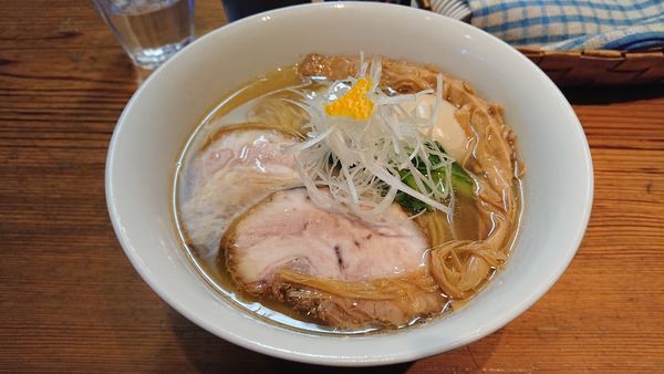 「特選素材の塩ラーメン味玉つき」@ラーメン屋 トイ・ボックスの写真