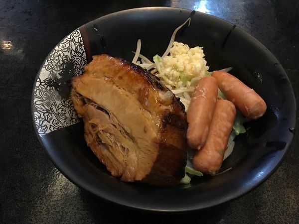 「まぜそば 少なめ（100g）+ソーセージ」@らーめん 絆の写真