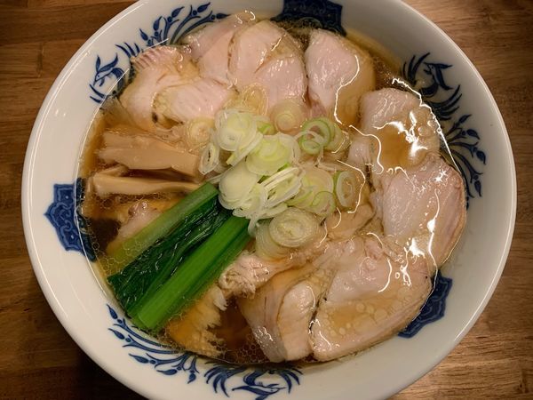 「自家製ラーメン900円、燻製チャーシュー増し300円」@をかしやそばの写真