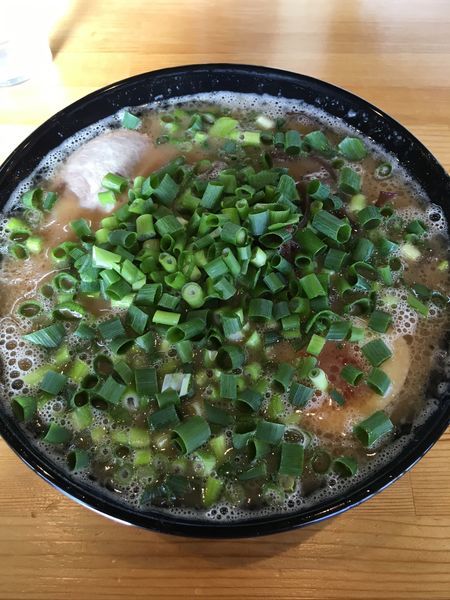 「豚骨ラーメン+ネギ（850円）」@麺心 新井の写真