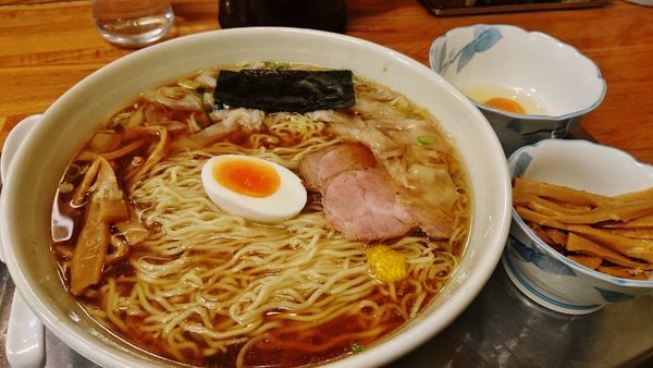 「大盛りワンタン麺+生卵+半分メンマ」@大勝軒 昭島店の写真