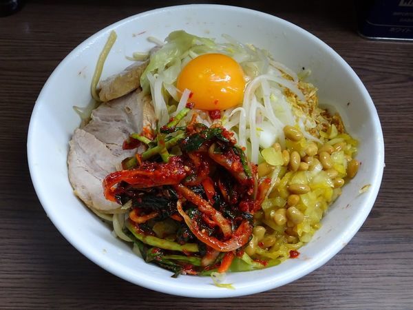 「小ラーメン（740円）＋汁なし＋ニラキムチ　ニンニクアレ」@ラーメン二郎 横浜関内店の写真