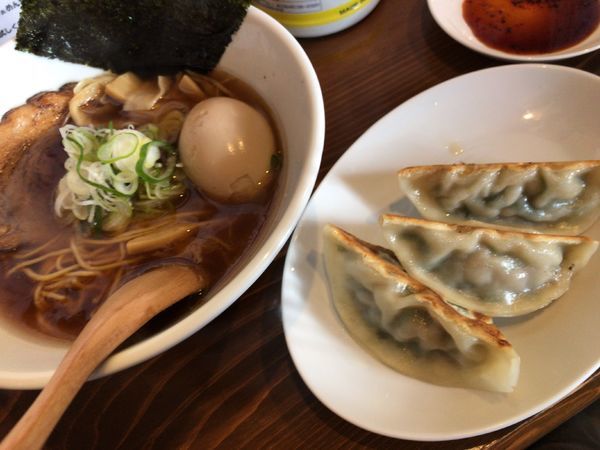 「アゴだしらぁめん700円＋味玉100円＋餃子3個200円」@らあめん一路の写真