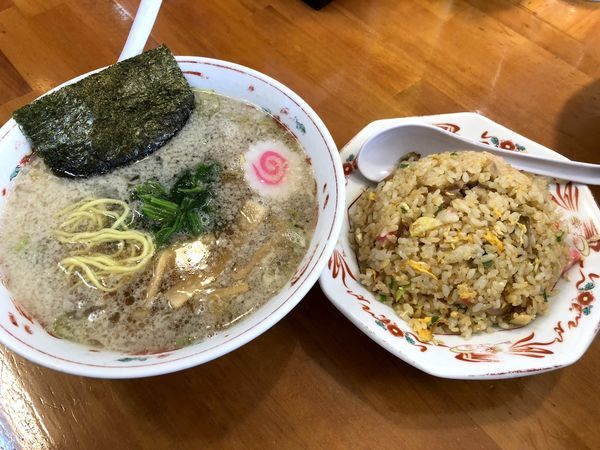 「チャーハンこてこて醤油らーめんセット（880円）」@めんや 梟の写真