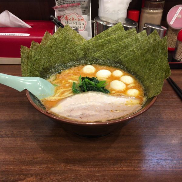 「辛豚ラーメン 太麺 海苔 うずら」@横浜家系ラーメン 吟家 稲毛海岸店の写真