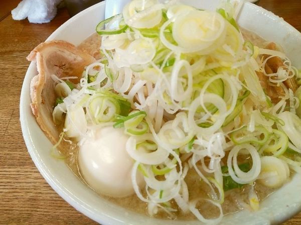 「らーめん＋味玉（薬味ネギ多め）」@らーめん弁慶 門前仲町店の写真