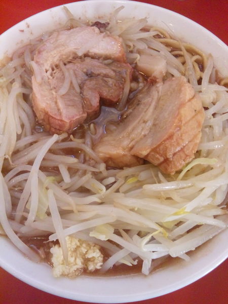 「ラーメン750円＋豚1枚90円」@鷹の目 獨協大学前本店の写真