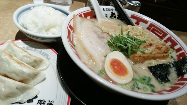 「ラーメン大盛餃子定食セット」@屯ちん 川崎店の写真