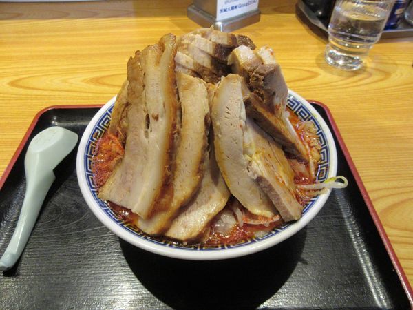 「赤いバカ豚麺(1350円)+チャーシュー300円」@常勝軒 総本店の写真