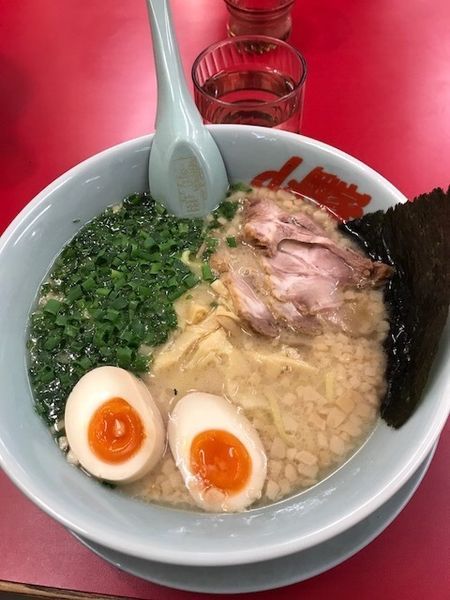 「プレミアム塩とんこつ 860円 + クーポンチャーシュー2枚」@ラーメン山岡家 大泉店の写真