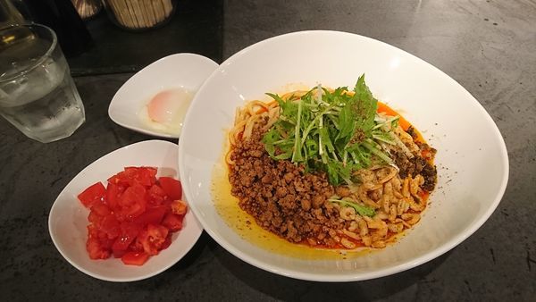 「汁なし担々麺 温泉玉子 トマト」@タンタンタイガー 蔵前店の写真