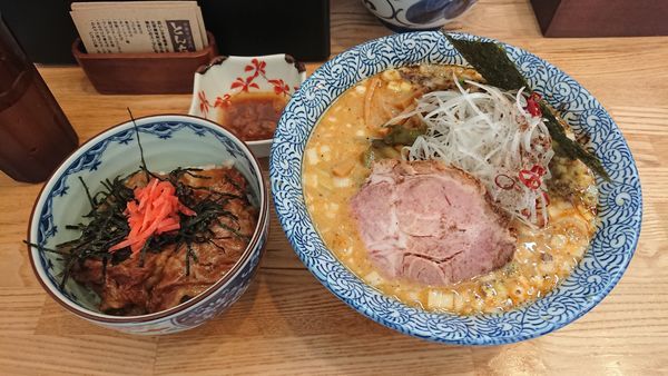 「【限定】酸辛担麺 900円 + 豚ばらナンコツごはん300円」@中華そば専門 とんちぼの写真