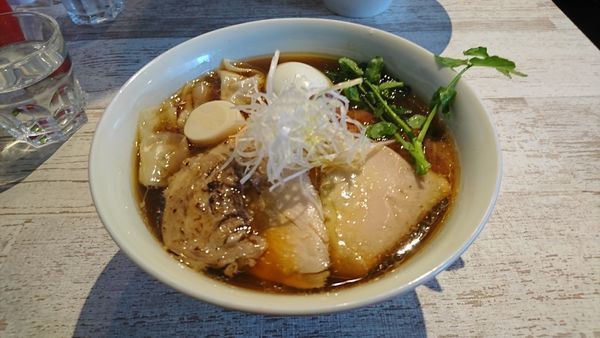 「アグー叉焼の醤油ラーメン 全部乗せ」@BumBunBlauCafe with BeeHiveの写真
